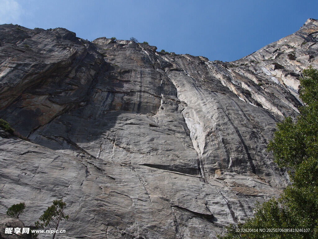 陡峭壮观的户外岩石山峰
