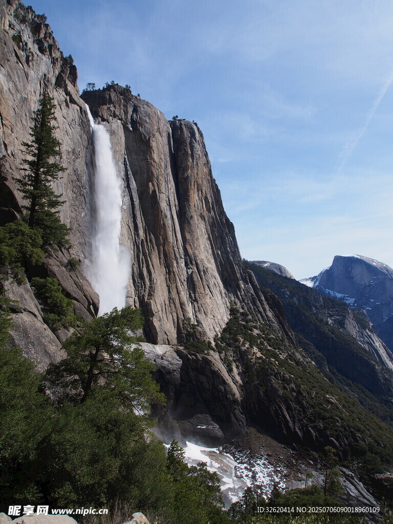 壮观高山瀑布自然美景