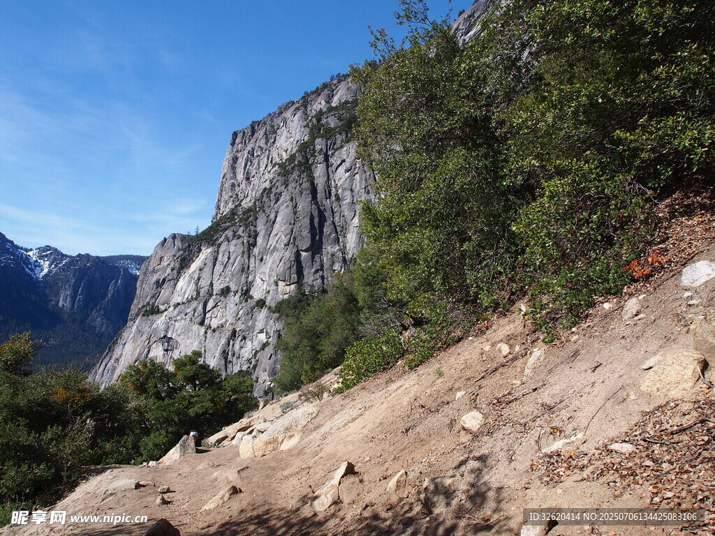 山间陡峭岩壁与葱郁植被