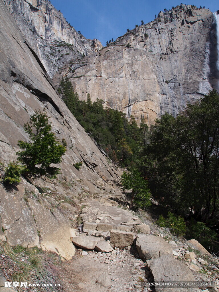 山间陡峭岩壁与绿植景观