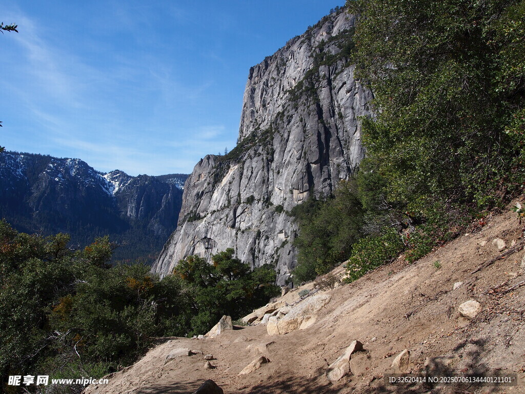 山间壮丽峡谷景色