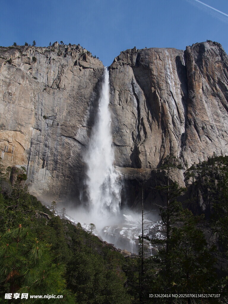 壮观高山瀑布自然美景