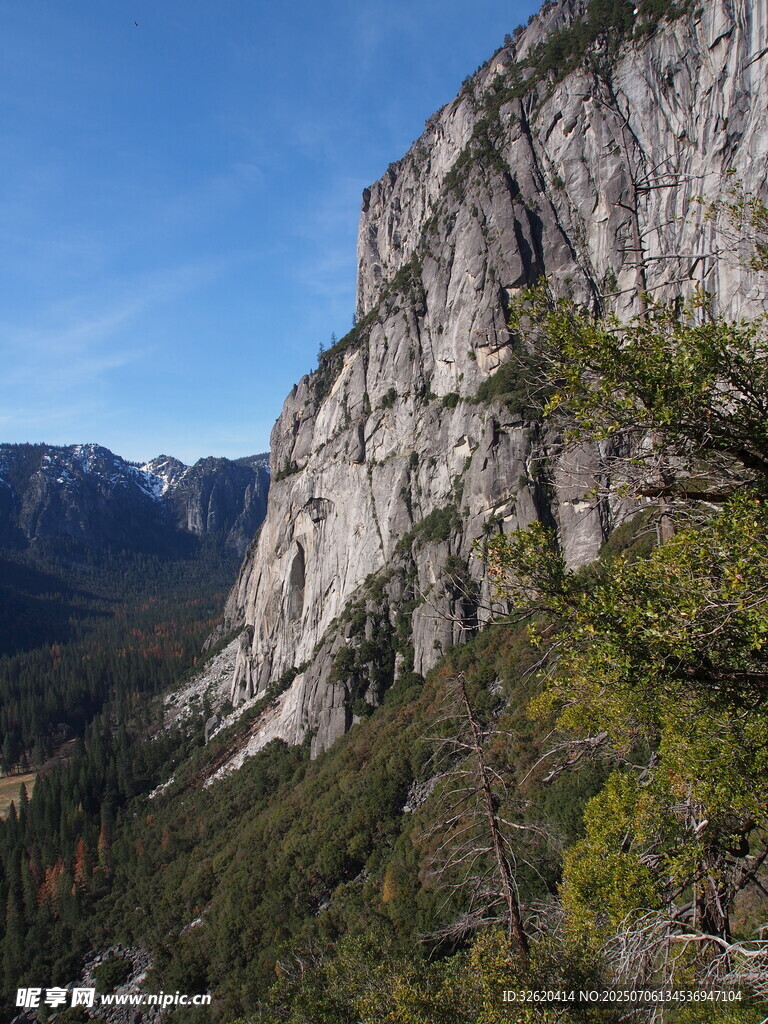 壮丽山景 峭壁与葱郁植被