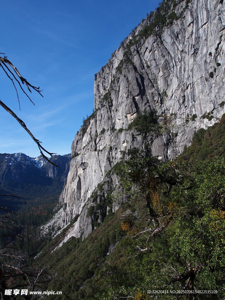 巍峨险峻的壮丽山景