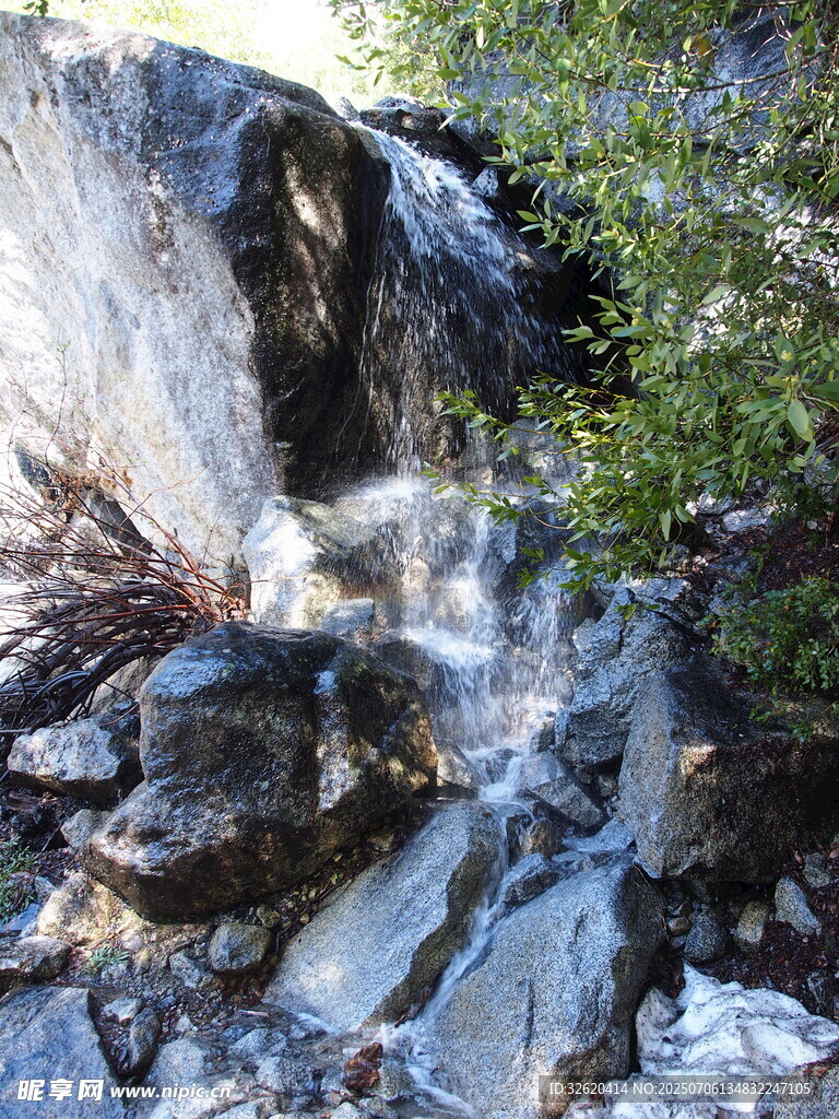 山间溪流瀑布岩石景观