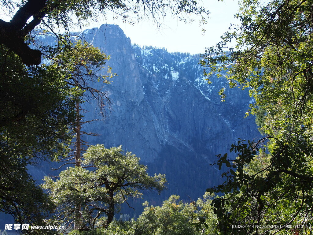 山林间的壮丽山景