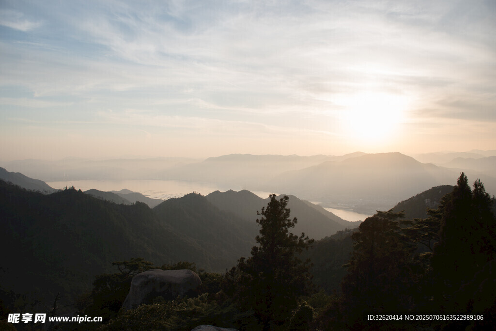 山间日出美景