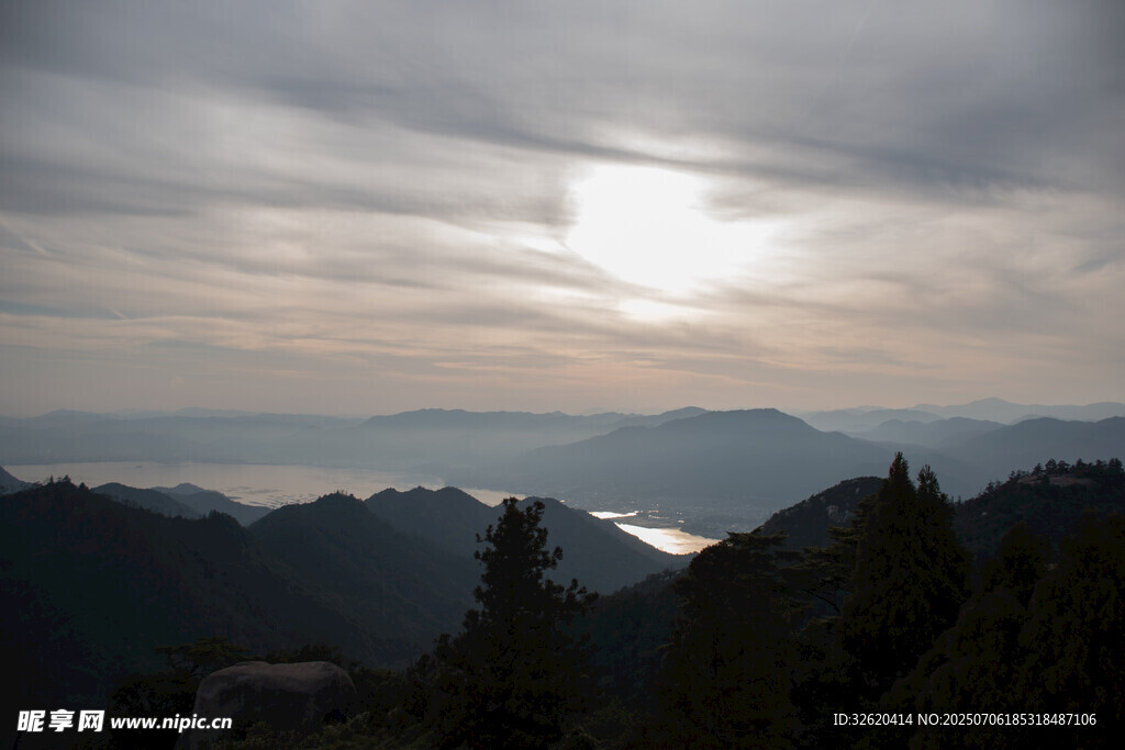 山间日出美景