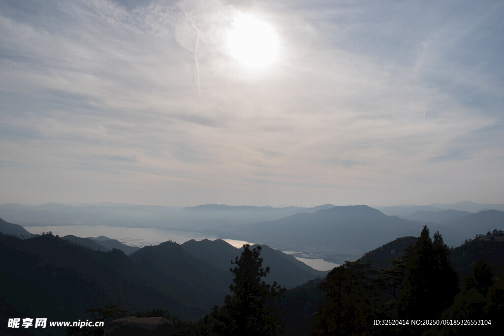 山间云海日出美景