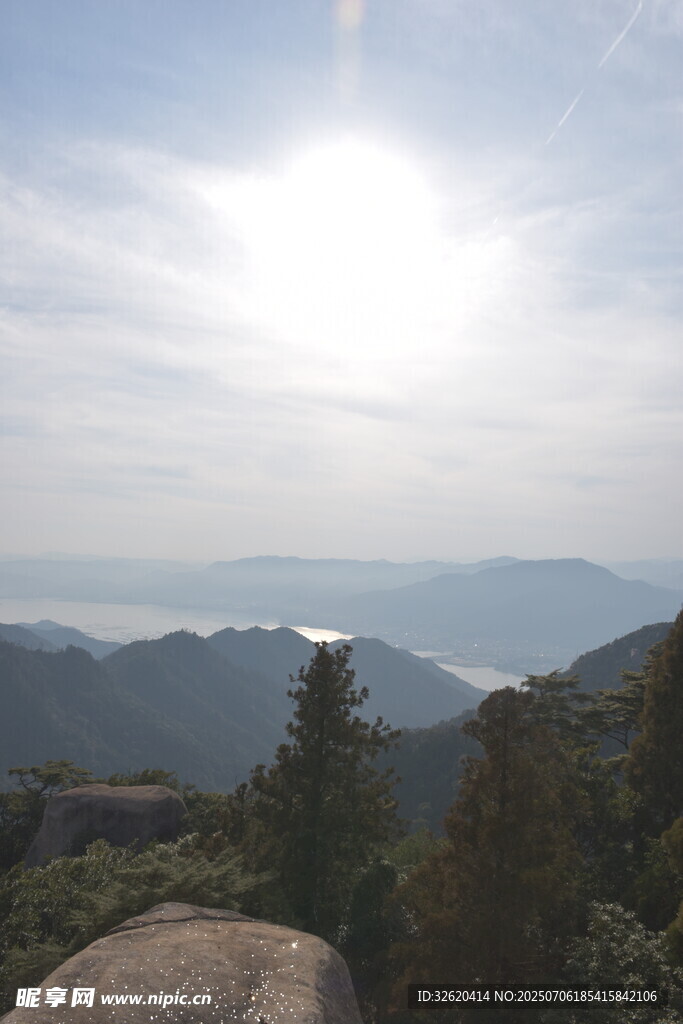 山顶远眺壮丽山水风光