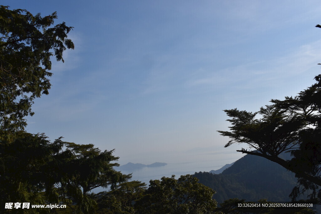 山林间远眺蓝天与远景