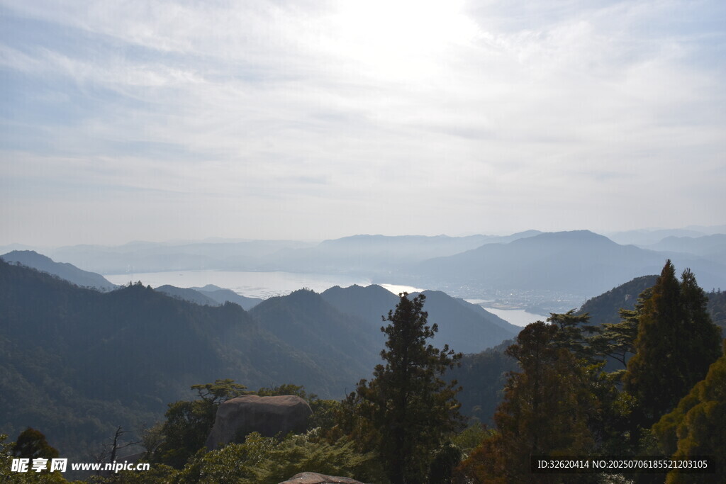 山峦云海间的壮美风光
