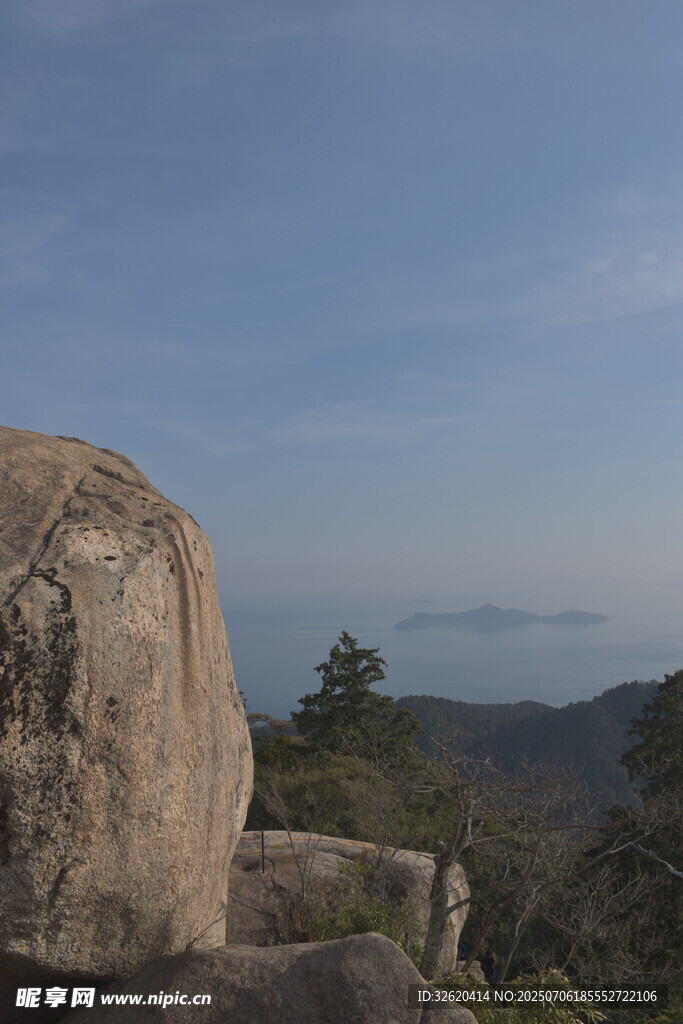 山顶巨石与远方景致