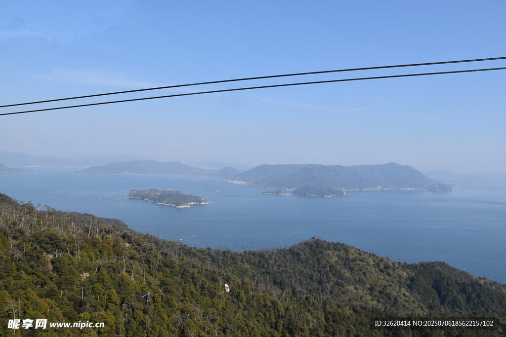 山巅远眺碧海岛屿风光