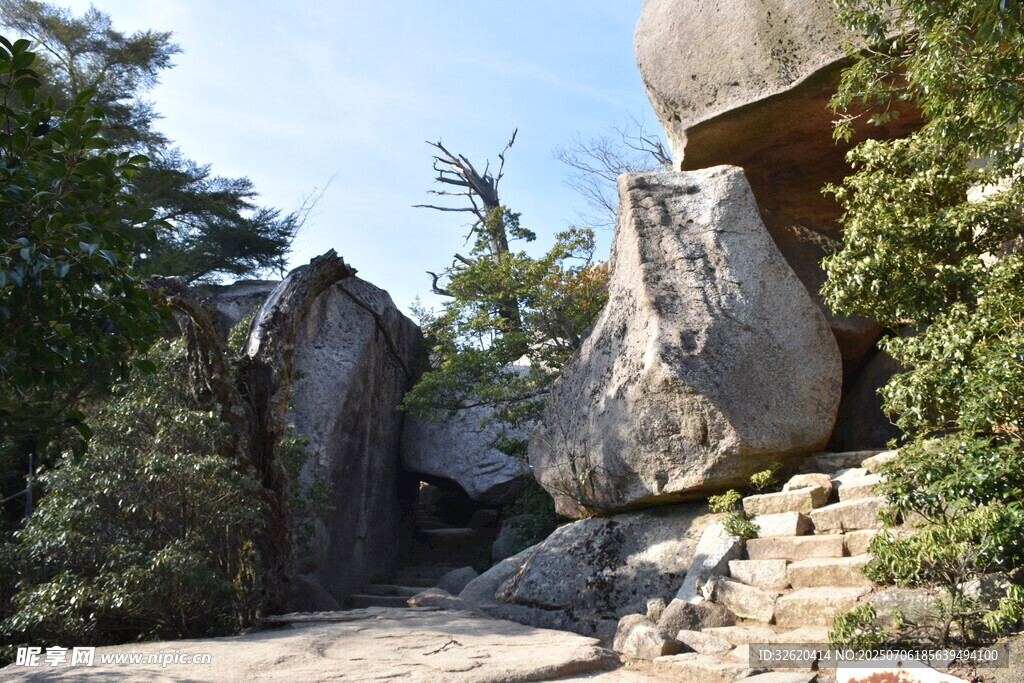 山间巨石景观