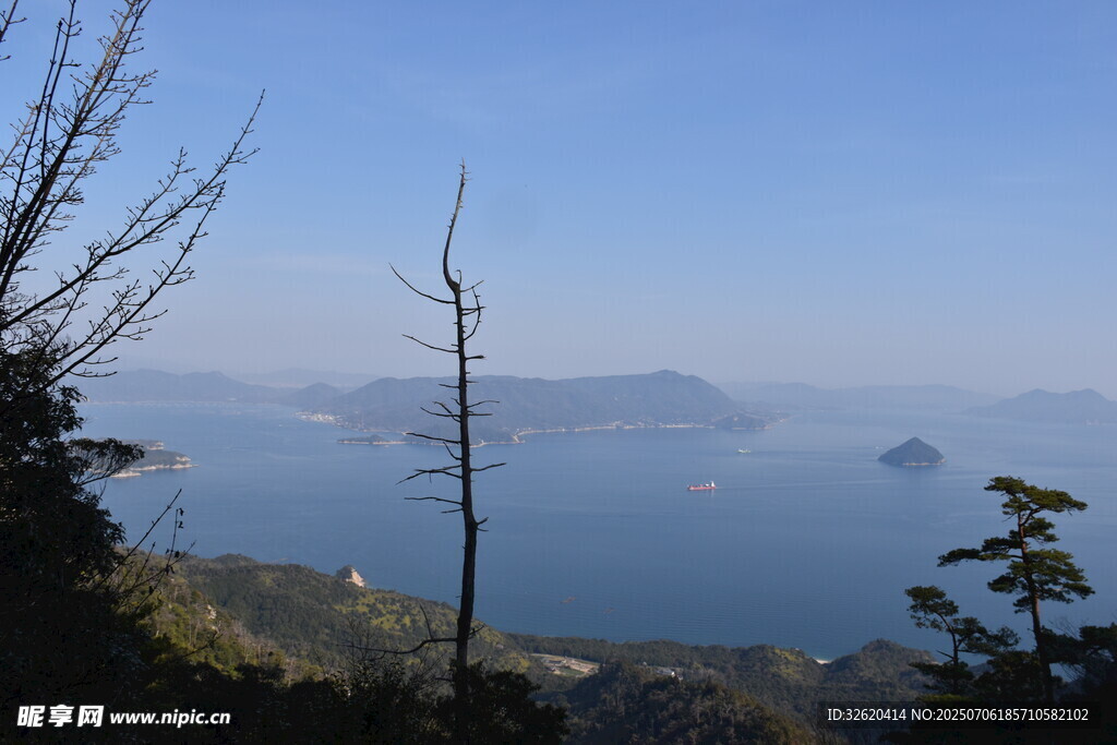 山间远眺湖景风光