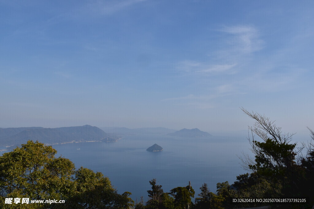 湖光山色间的静谧景致