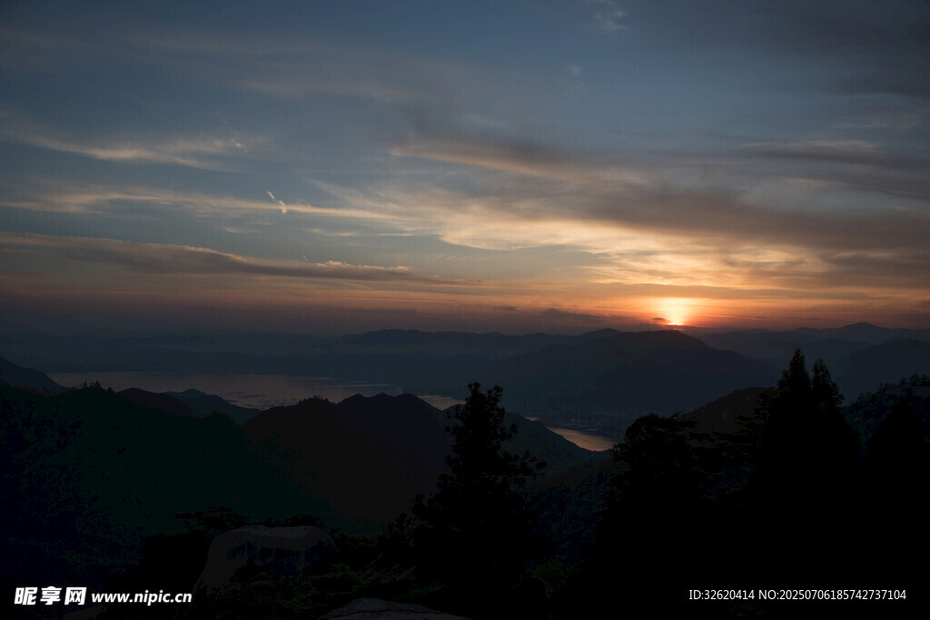山顶壮丽日出美景