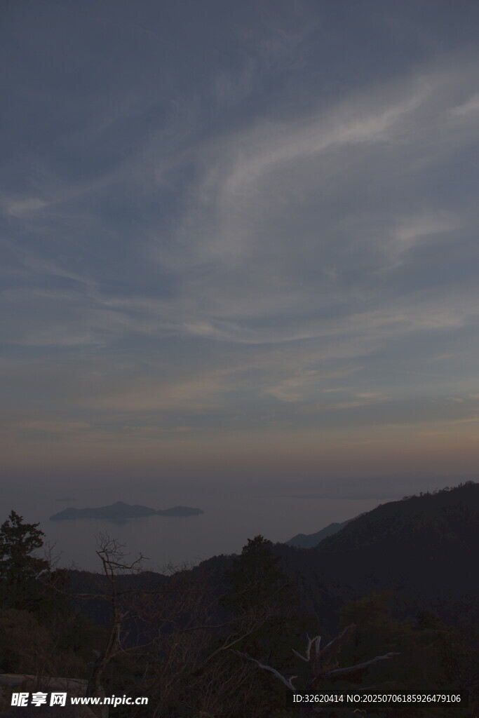 黄昏山峦间的美丽云景
