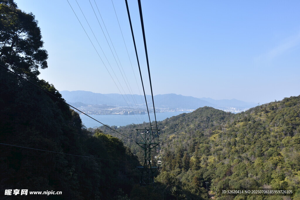 山间美景 远眺广阔水域