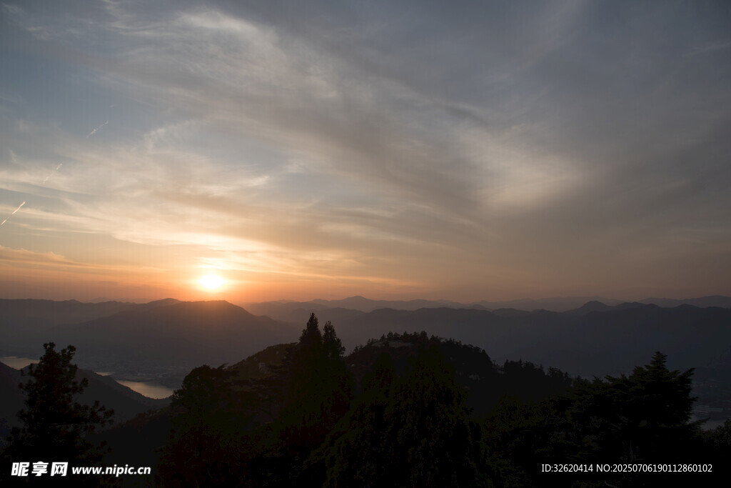 山顶日落美景