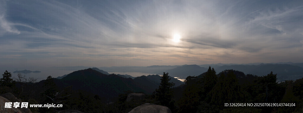 日出时分的山峦美景