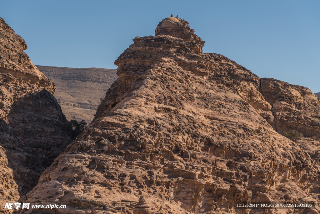 沙漠中的奇特岩石景观