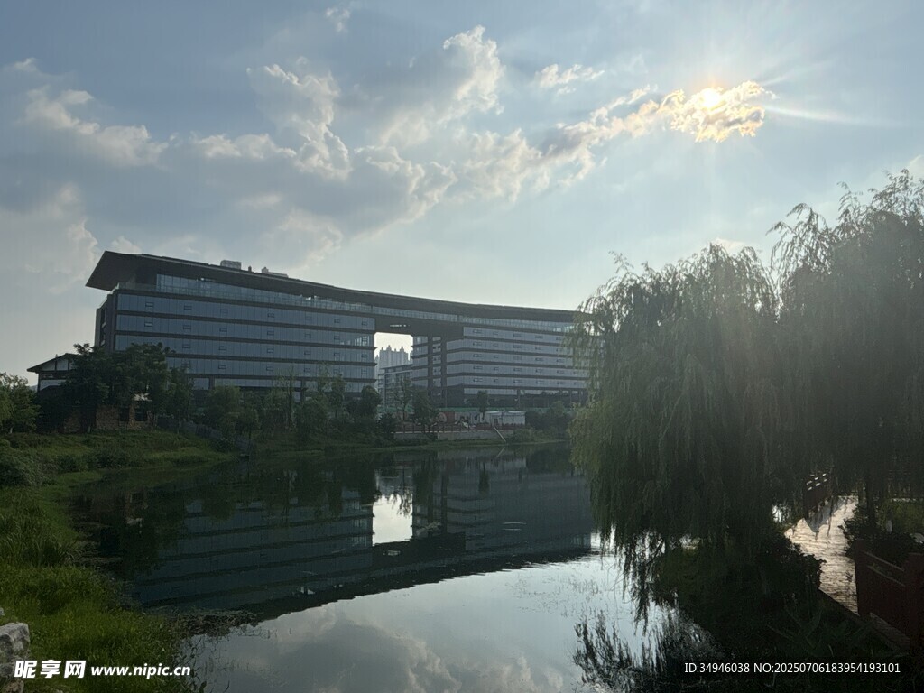 湖畔建筑映于波光之中