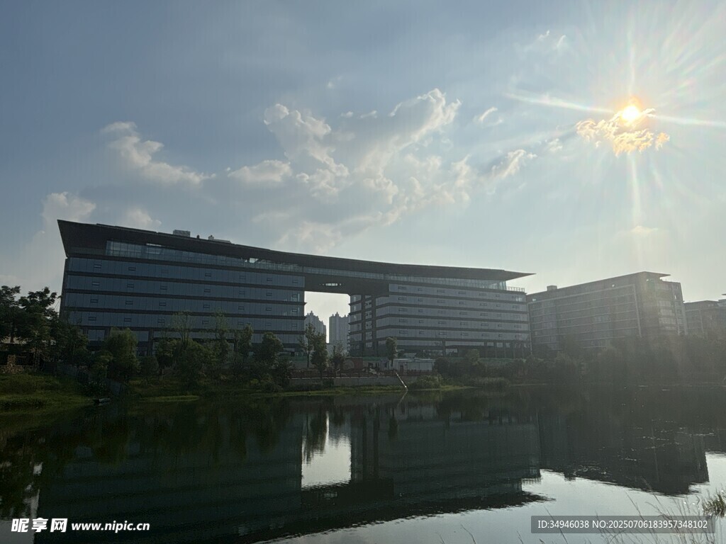 湖畔现代建筑映日美景