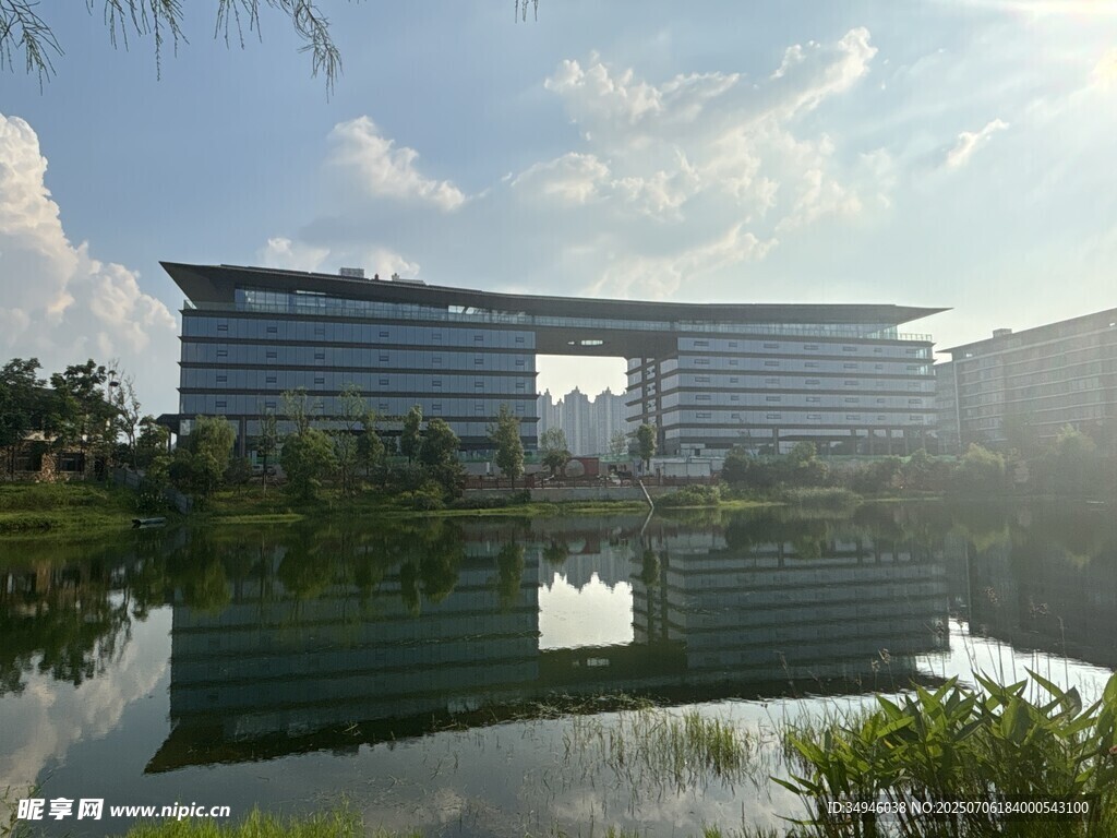 现代建筑与水景相映成趣