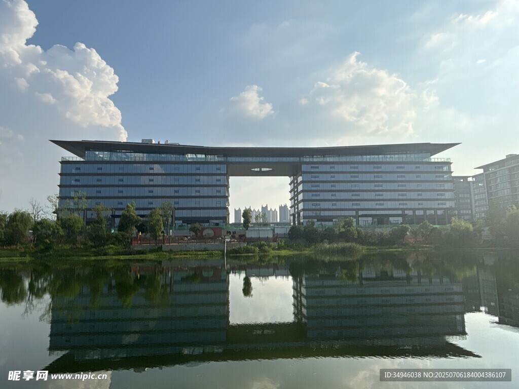 现代建筑临水倒影景观
