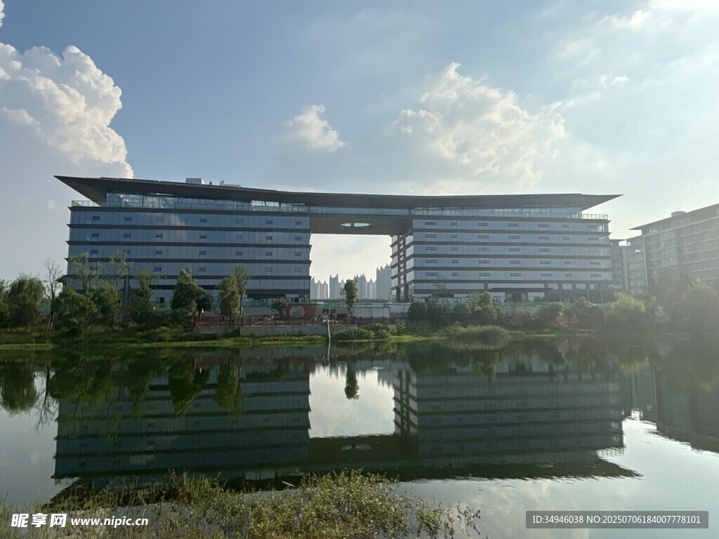 湖畔现代建筑景观