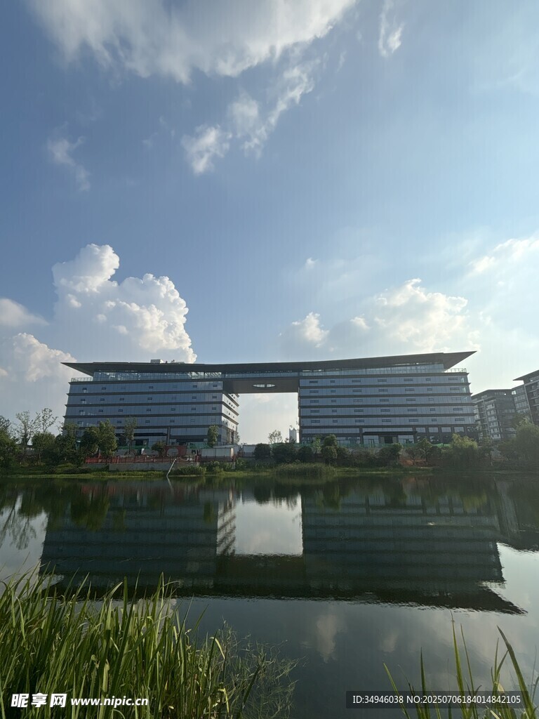 湖畔现代建筑景观