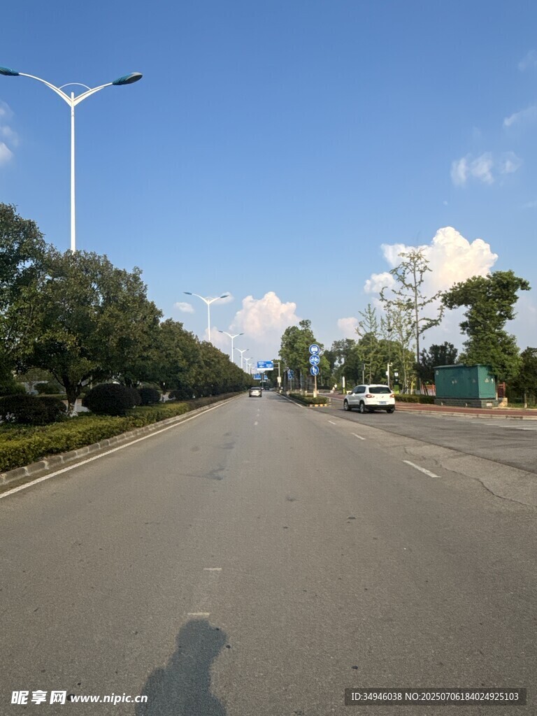 宽阔公路蓝天白云绿树