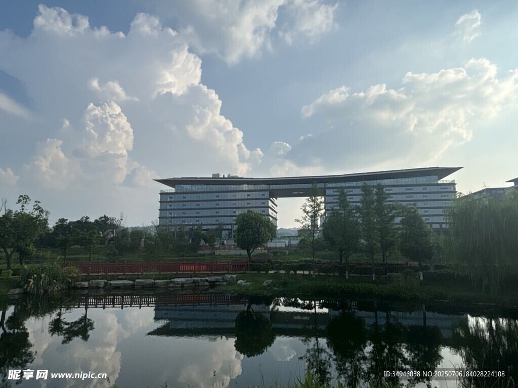 湖畔现代建筑风景