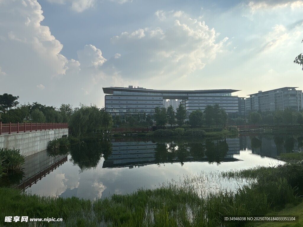 湖畔建筑风光