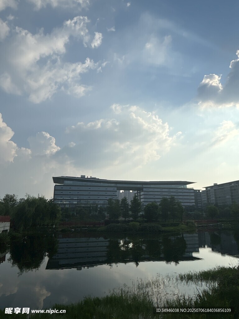 湖畔建筑与蓝天白云倒影
