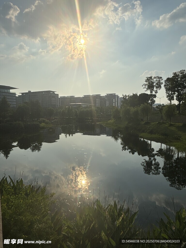 湖畔晨光美景