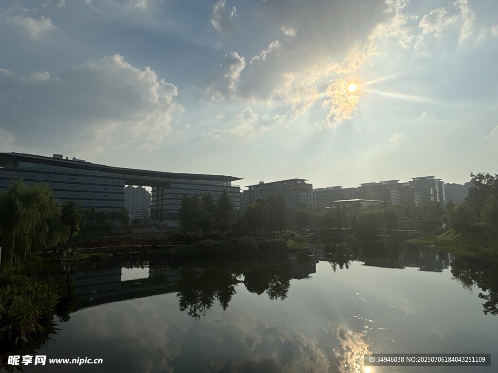 湖畔夕阳下的宁静景致
