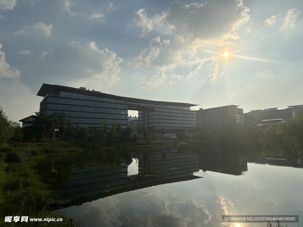 湖畔建筑映夕阳美景