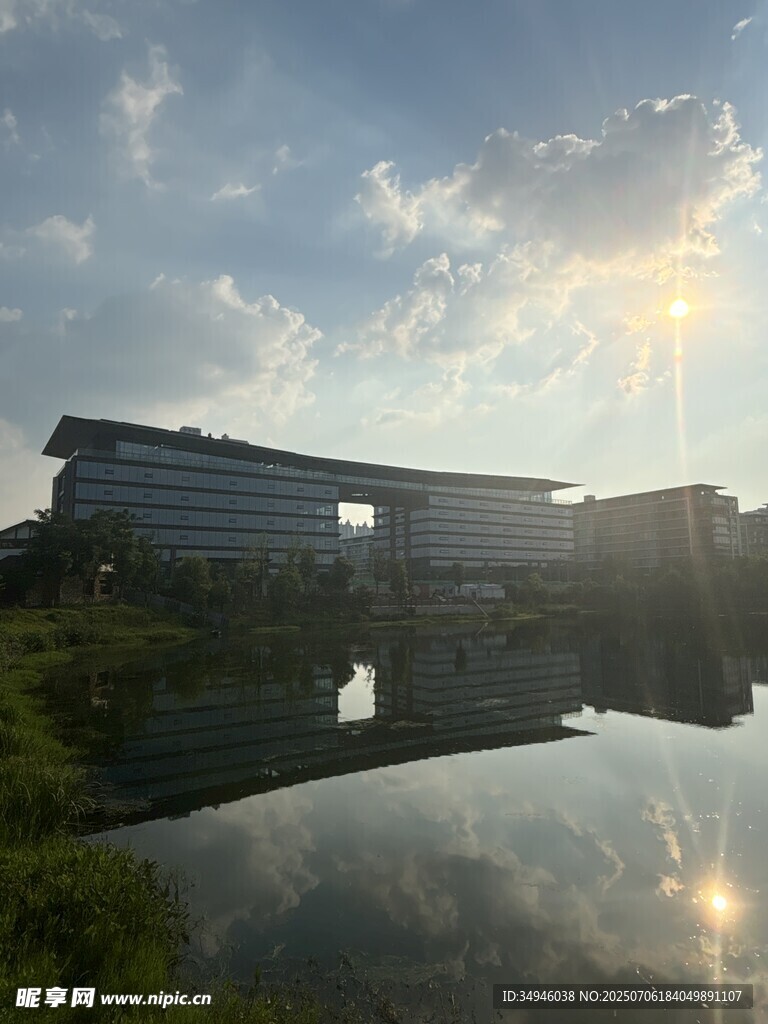 湖畔建筑映日美景