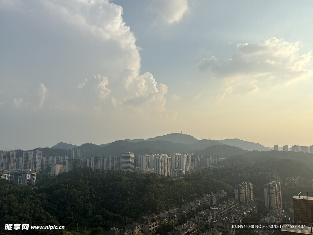 城市与远山的天际风景