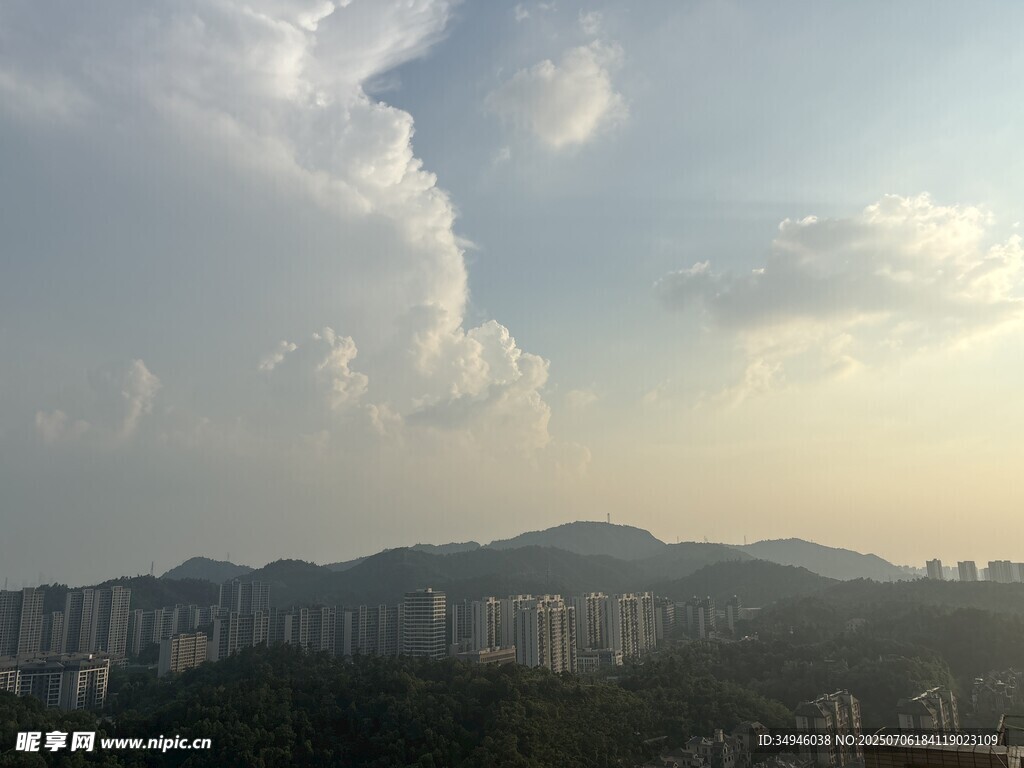 城市远山与天空美景