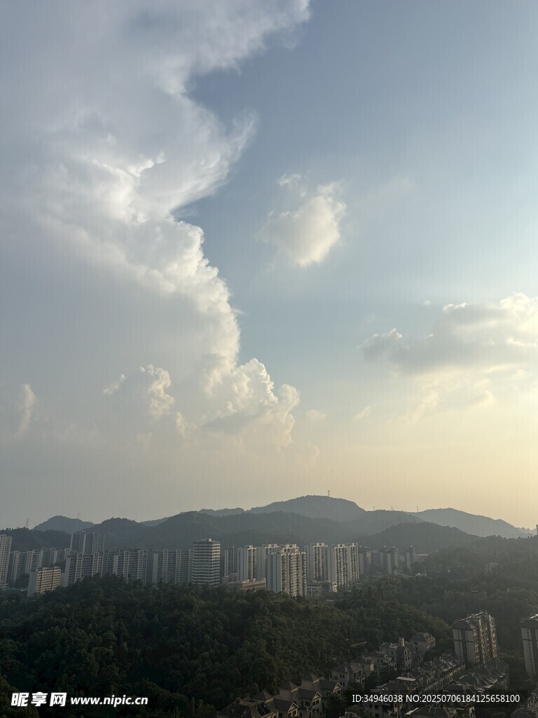 城市远山与天空美景