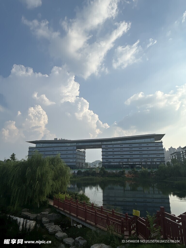 湖畔现代建筑风景
