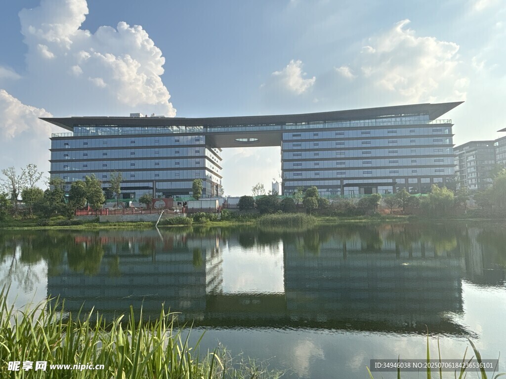 湖畔现代建筑景观