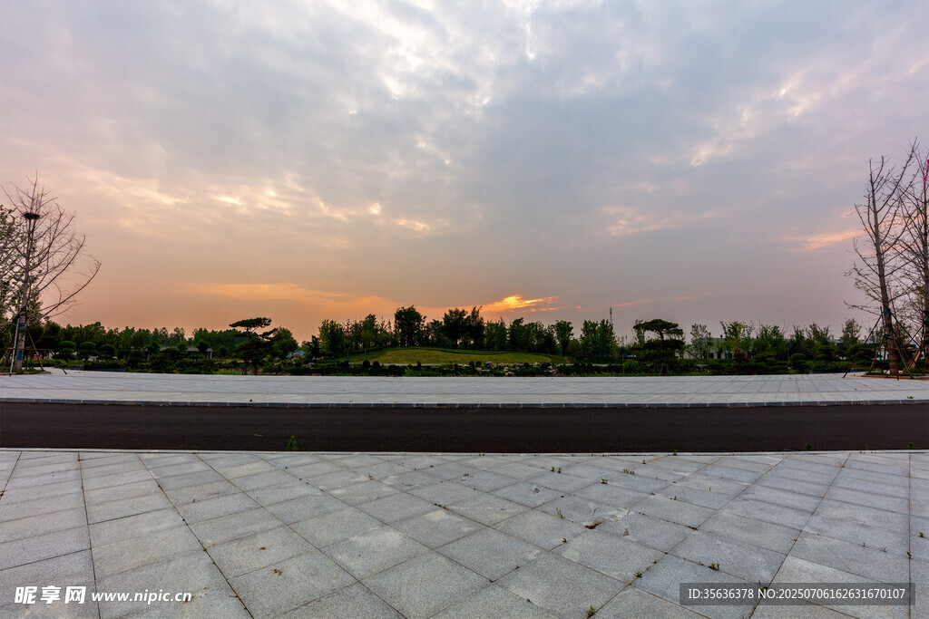 夕阳下的开阔广场美景