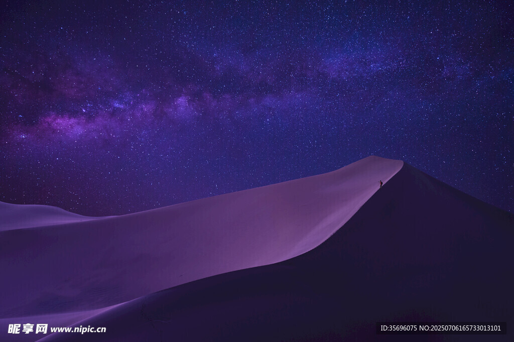 梦幻紫色沙漠星空夜景