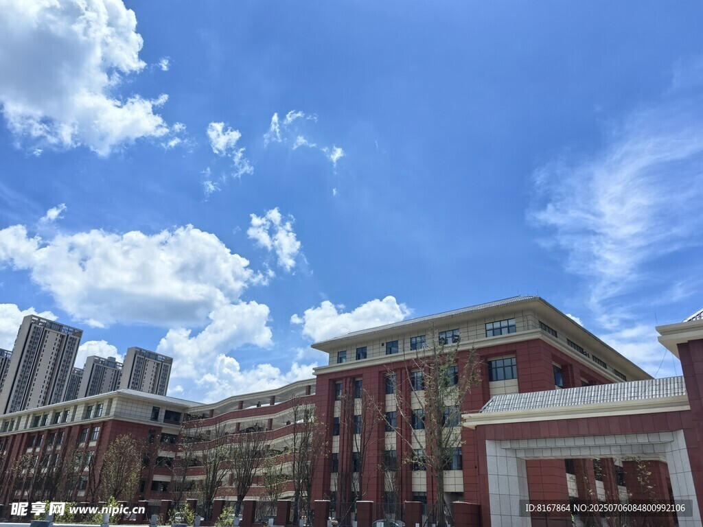 城市中的红砖建筑景观