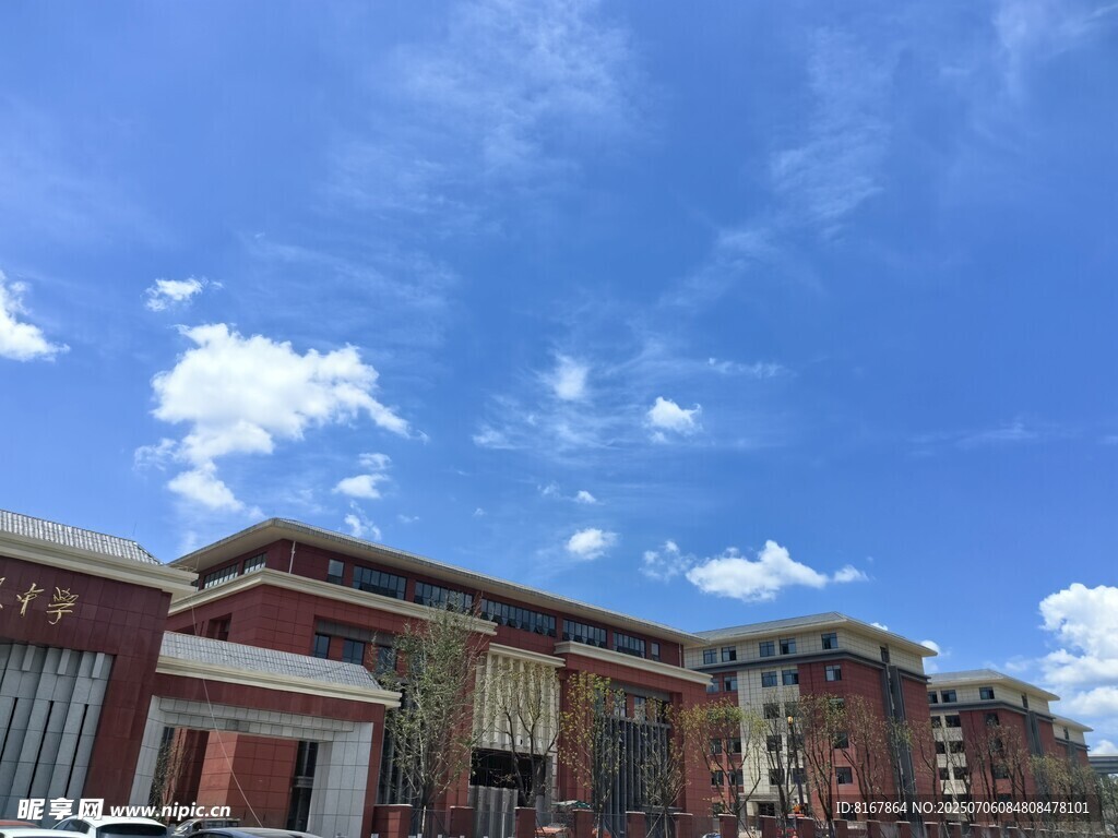 蓝天白云下的城市建筑
